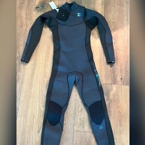 Brand new Never Worn Kids 3/2 size 12 Billabong Full Suit